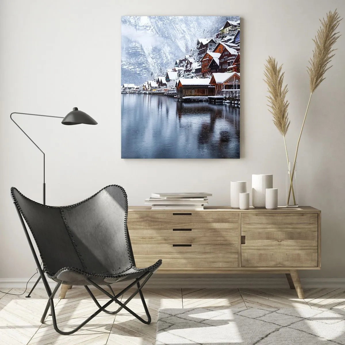 Cuadro sobre vidrio - Impresiones sobre Vidrio - Un pueblo de montaña junto a un lago, cubierto de nieve en un paisaje invernal. - 50x70cm - En un decorado de invierno - Decoración de pared moderna para salón y dormitorio ARTTOR