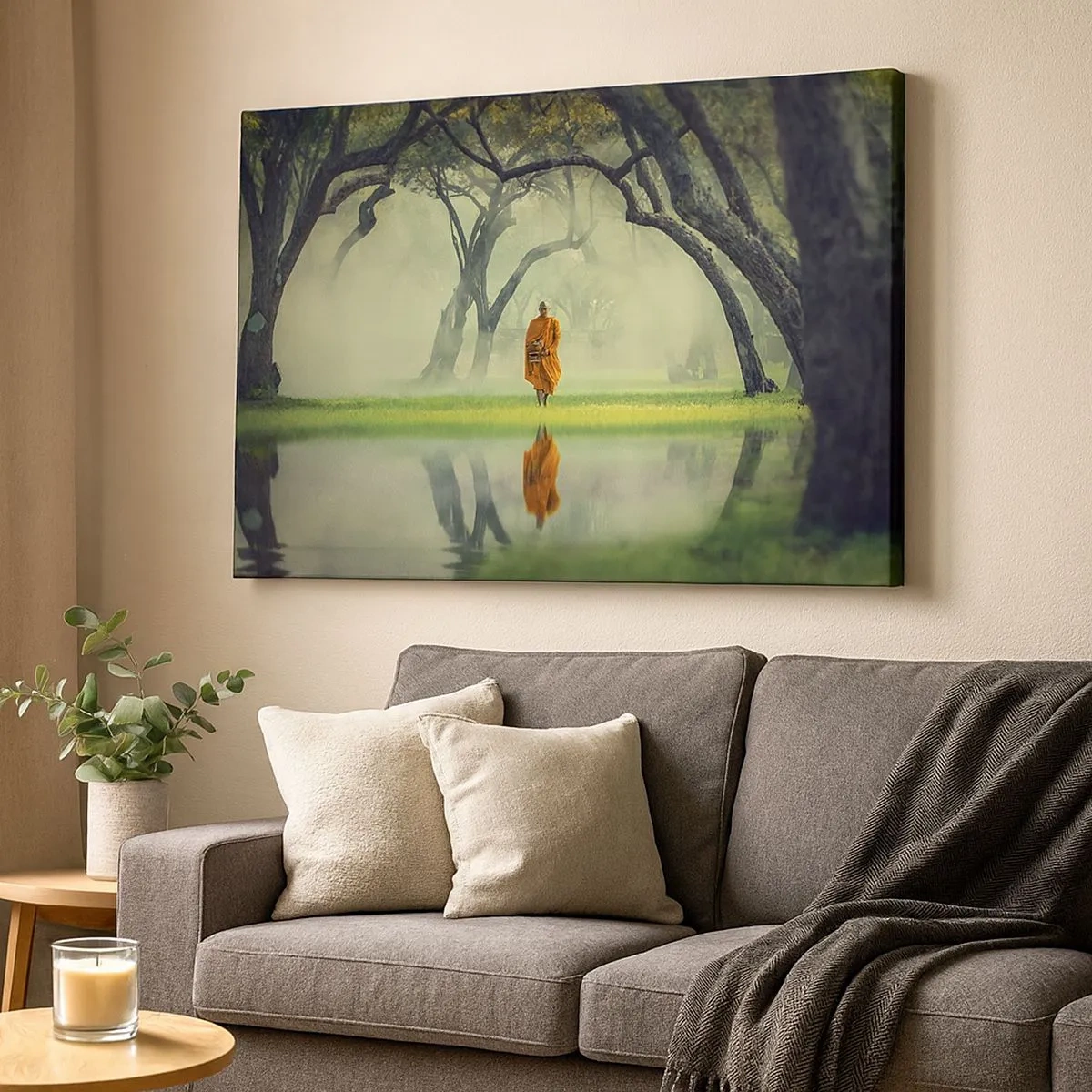 Cuadro sobre lienzo - Impresión de Imagen - Un monje con una túnica naranja en un bosque con un fondo brumoso y reflejo en el agua. - 70x50cm - En el camino de la iluminación - Decoración de pared moderna para salón y dormitorio ARTTOR