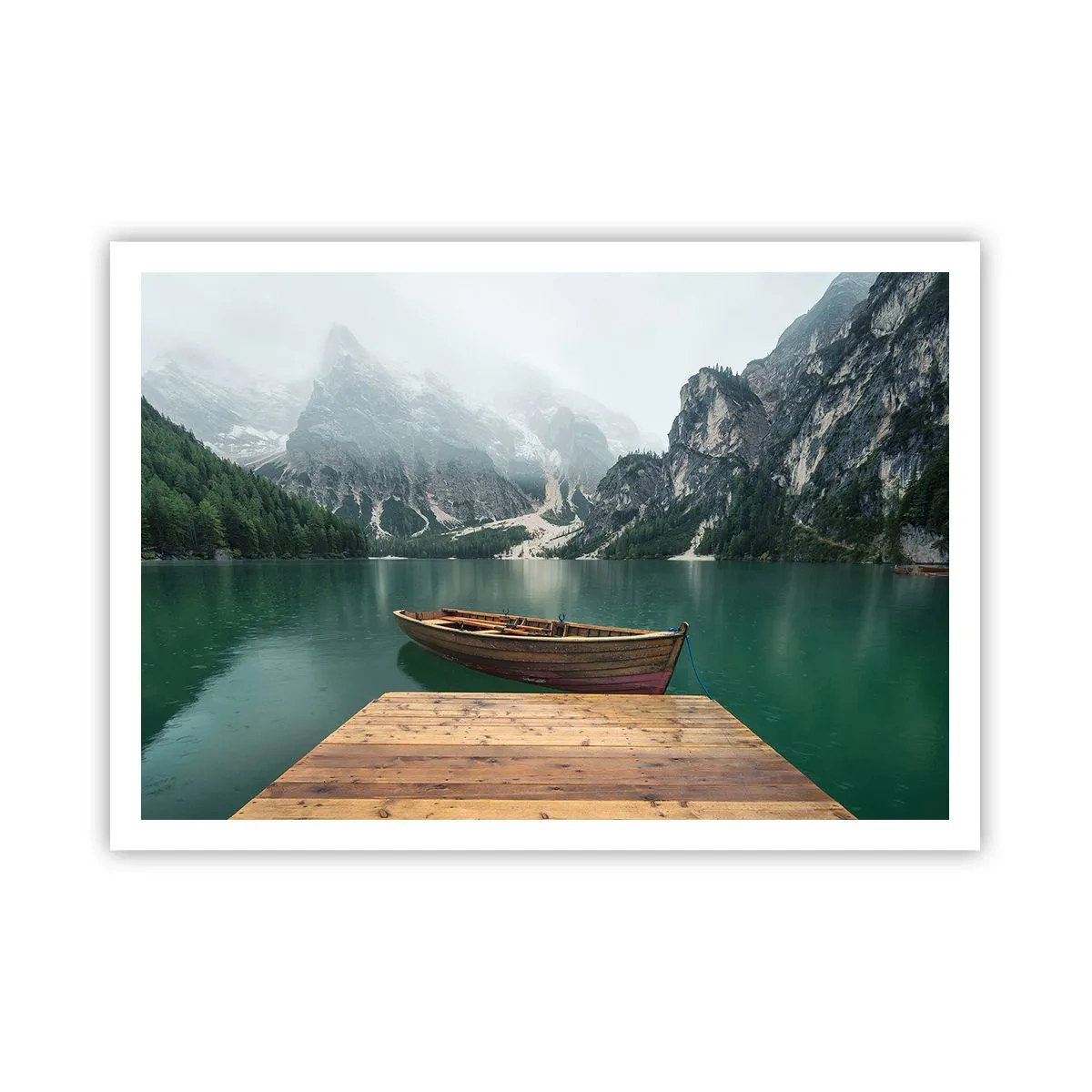 Póster - Un barco de madera en un muelle en un lago rodeado de montañas. - 100x70cm - Paisaje inolvidable - Decoración de pared moderna para salón y dormitorio ARTTOR