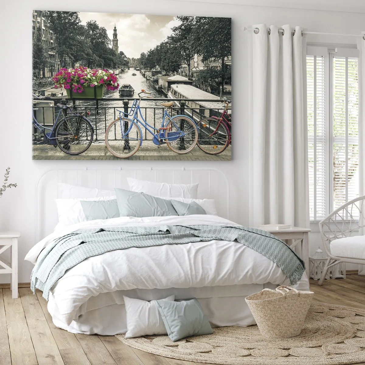 Cuadro sobre lienzo - Impresión de Imagen - Un puente con bicicletas y flores sobre un canal en Ámsterdam. - 120x80cm - Los colores de una calle de Ámsterdam - Decoración de pared moderna para salón y dormitorio ARTTOR