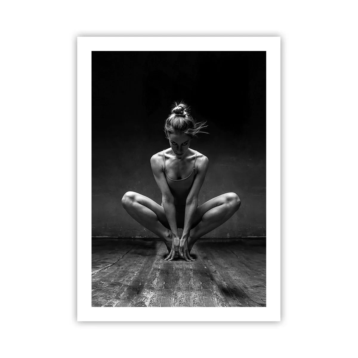 Póster - Una fotografía en blanco y negro de una bailarina en una pose artística. - 50x70cm - Concentración de energía del baile - Decoración de pared moderna para salón y dormitorio ARTTOR