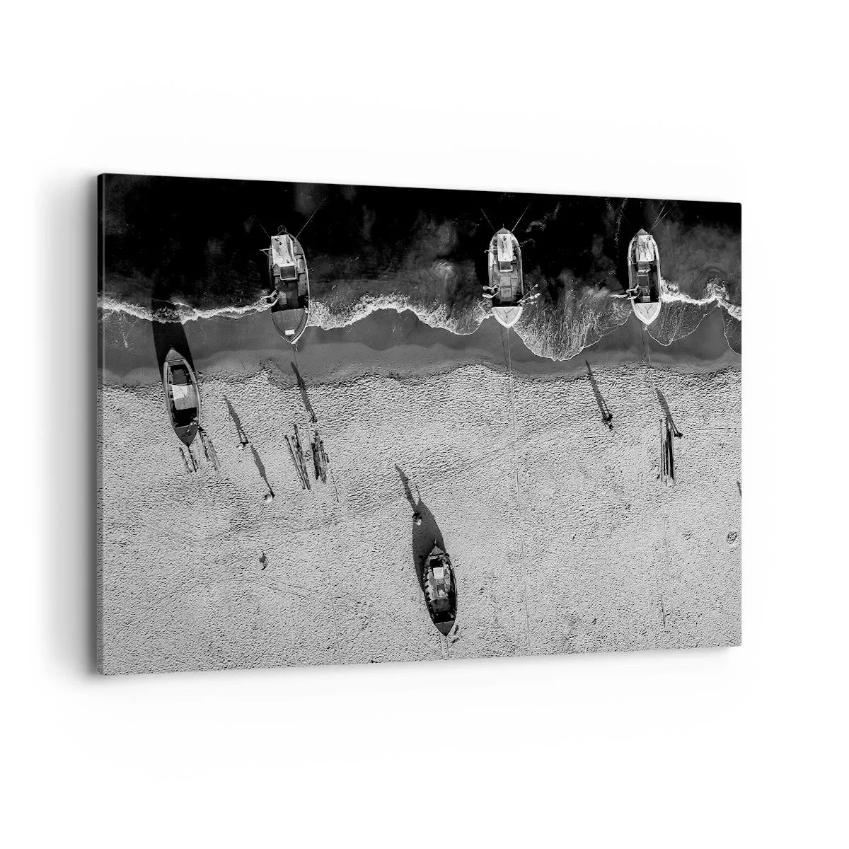 Cuadro sobre lienzo - Impresión de Imagen - Vista aérea en blanco y negro de barcos en la playa. - 120x80cm - Aún en la orilla... - Decoración de pared moderna para salón y dormitorio ARTTOR