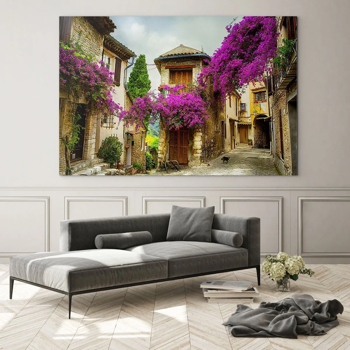Cuadro sobre vidrio - Impresiones sobre Vidrio - Una calle encantadora con vides rosas en flor y casas de vecindad. - 70x50cm - Bajo un manto de flores - Decoración de pared moderna para salón y dormitorio ARTTOR