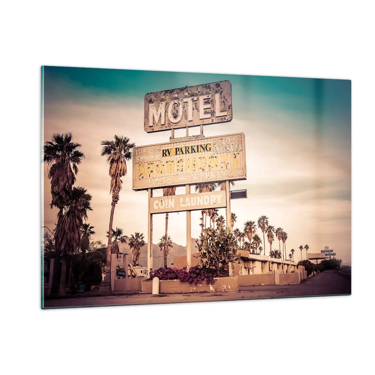Cuadro sobre vidrio - Impresiones sobre Vidrio - Un antiguo letrero de motel rodeado de palmeras crea un ambiente retro. - 120x80cm - El tiempo se detuvo - Decoración de pared moderna para salón y dormitorio ARTTOR