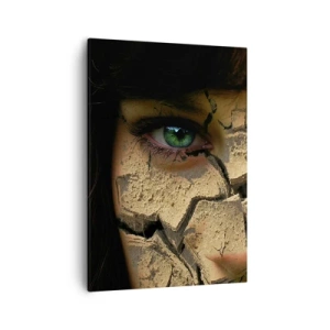 Cuadro sobre lienzo - Impresión de Imagen - El rostro de una mujer de ojos verdes cubierto con una estructura de tierra agrietada. - 50x70cm - Deleite y asombro - Decoración de pared moderna para salón y dormitorio ARTTOR
