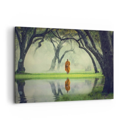 Cuadro sobre lienzo - Impresión de Imagen - Un monje con una túnica naranja en un bosque con un fondo brumoso y reflejo en el agua. - 120x80cm - En el camino de la iluminación - Decoración de pared moderna para salón y dormitorio ARTTOR