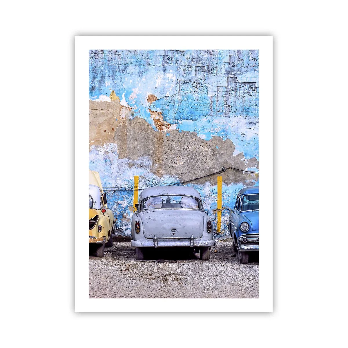Póster - Coches viejos contra una pared azul desgastada - 50x70cm - Reunión de veteranos - Decoración de pared moderna para salón y dormitorio ARTTOR