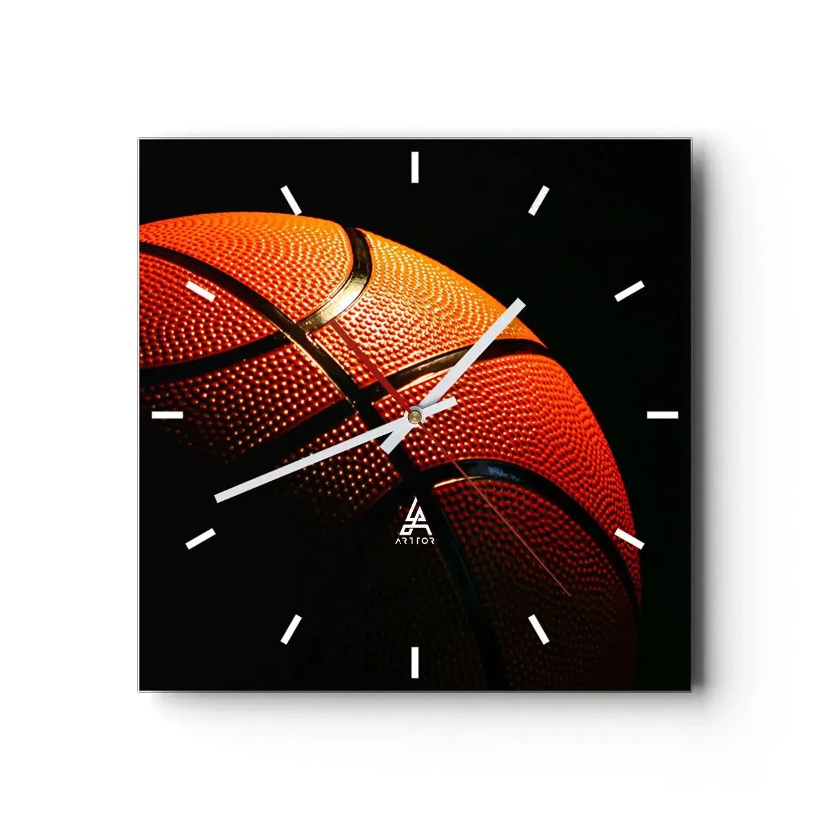 Reloj de pared - Reloj de vidrio - Primer plano de una pelota de baloncesto sobre un fondo negro - 30x30cm - Hermoso como un planeta - Decoración de pared moderna para salón y dormitorio ARTTOR