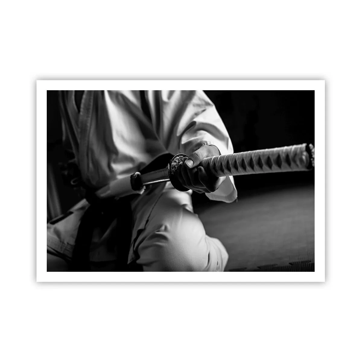 Póster - Un samurái con kimono sosteniendo una katana en blanco y negro. - 100x70cm - Alma de guerrero - Decoración de pared moderna para salón y dormitorio ARTTOR