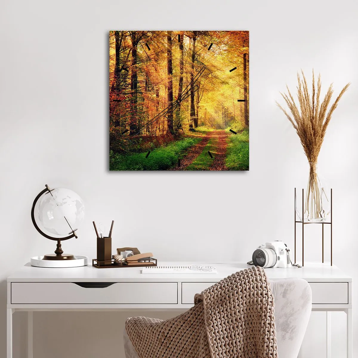 Reloj de pared - Reloj de vidrio - Un sendero forestal rodeado de árboles dorados y verdes. - 30x30cm - Silencio dorado del bosque - Decoración de pared moderna para salón y dormitorio ARTTOR