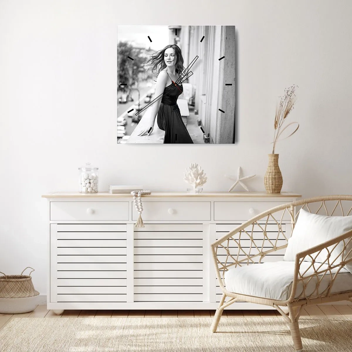 Reloj de pared - Reloj de vidrio - Fotografía en blanco y negro de una mujer en un balcón. - 30x30cm - Ciertamente, parisina - Decoración de pared moderna para salón y dormitorio ARTTOR