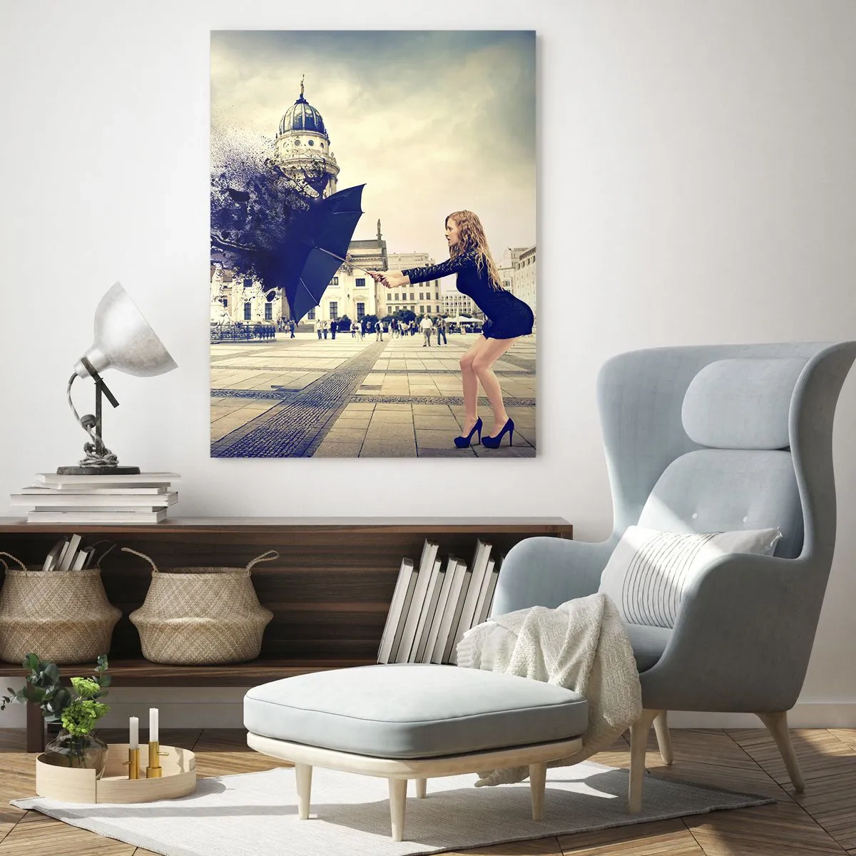 Cuadro sobre vidrio - Impresiones sobre Vidrio - Una mujer con un paraguas en una composición artística sobre un fondo urbano. - 80x120cm - Hay un viento tan... - Decoración de pared moderna para salón y dormitorio ARTTOR