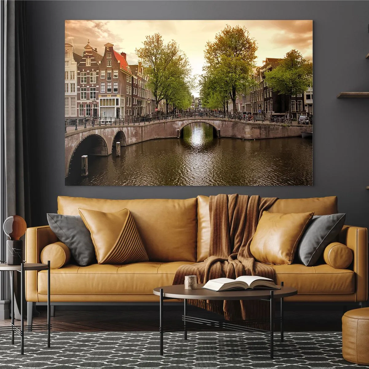 Cuadro sobre vidrio - Impresiones sobre Vidrio - Un canal y un puente rodeados de casas de vecindad en Ámsterdam - 70x50cm - ¿En barco o en bicicleta? - Decoración de pared moderna para salón y dormitorio ARTTOR