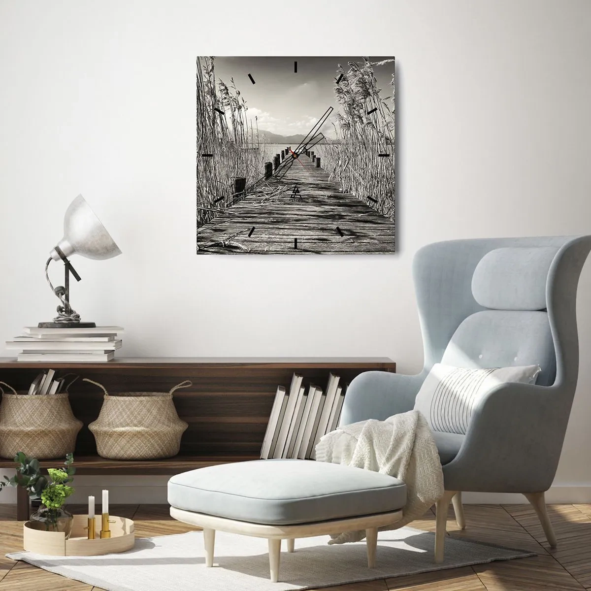 Reloj de pared - Reloj de vidrio - Un embarcadero de madera entre hierbas altas sobre un lago de tonos sepia. - 30x30cm - En la quietud de los juncos - Decoración de pared moderna para salón y dormitorio ARTTOR