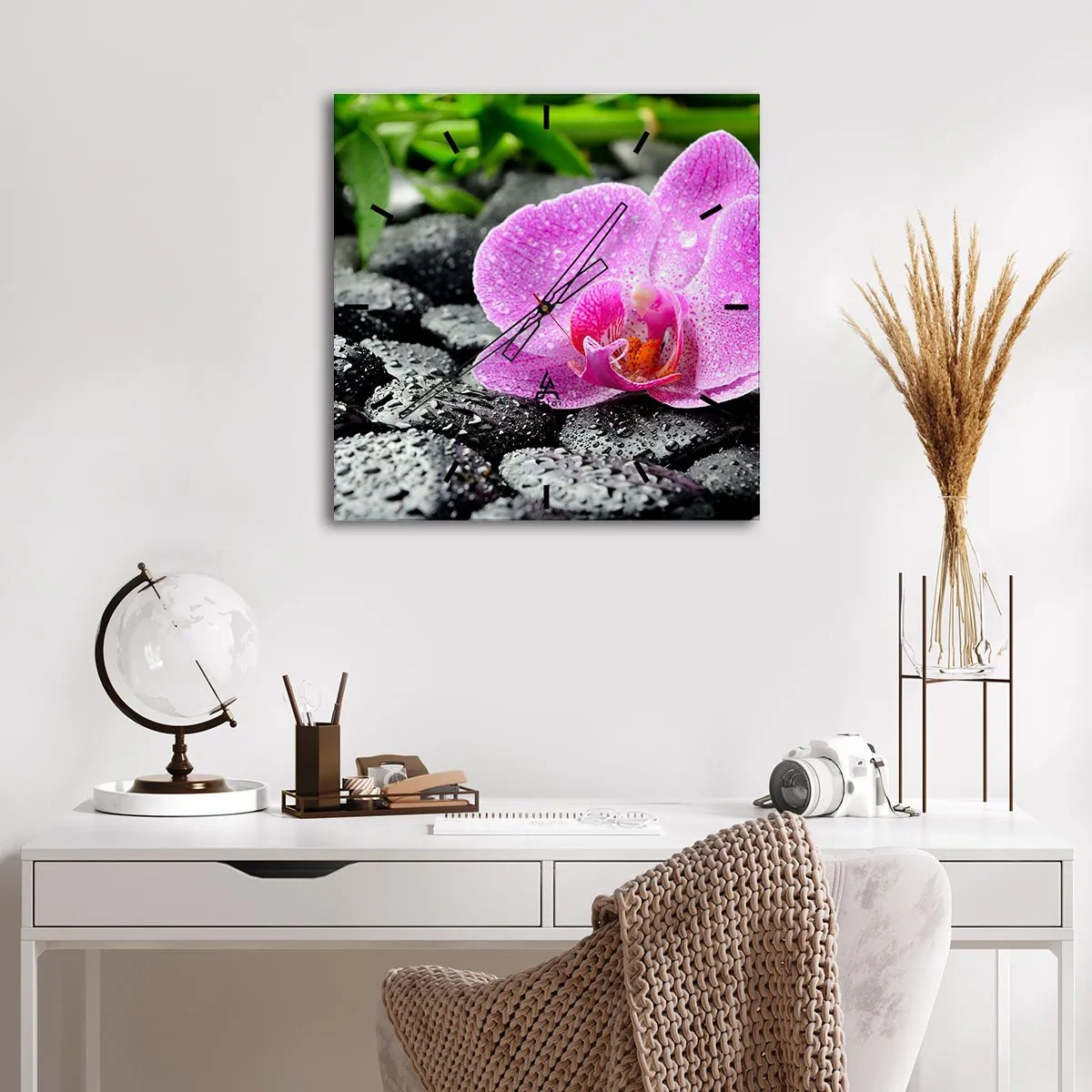 Reloj de pared - Reloj de vidrio - Orquídea rosa sobre piedras negras mojadas con hojas verdes - 30x30cm - Como un corazón abierto - Decoración de pared moderna para salón y dormitorio ARTTOR
