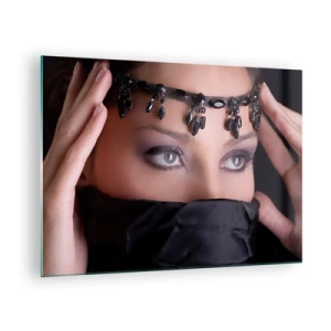 Cuadro sobre vidrio - Impresiones sobre Vidrio - Un rostro de mujer con una tiara adornada y una mirada intensa. - 70x50cm - Tentador misterio oriental - Decoración de pared moderna para salón y dormitorio ARTTOR