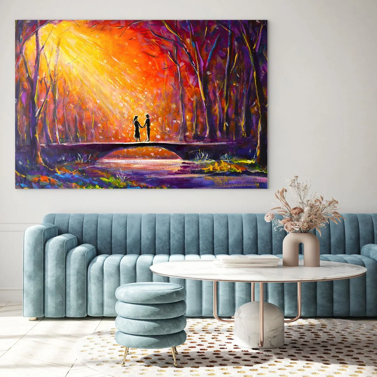 Cuadro sobre vidrio - Impresiones sobre Vidrio - Una pareja en un puente a la luz del sol poniente, rodeada de árboles. - 70x50cm - El cielo también los ama - Decoración de pared moderna para salón y dormitorio ARTTOR