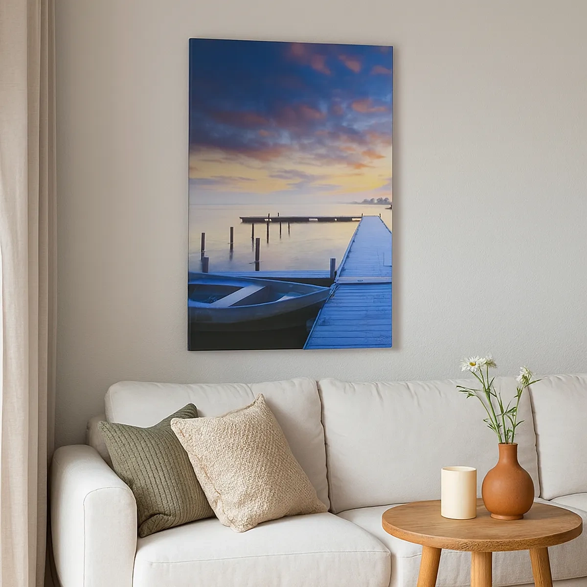 Cuadro sobre lienzo - Impresión de Imagen - Un embarcadero junto al lago al atardecer con un barco en la orilla. - 50x70cm - Calma púrpura y dorada - Decoración de pared moderna para salón y dormitorio ARTTOR