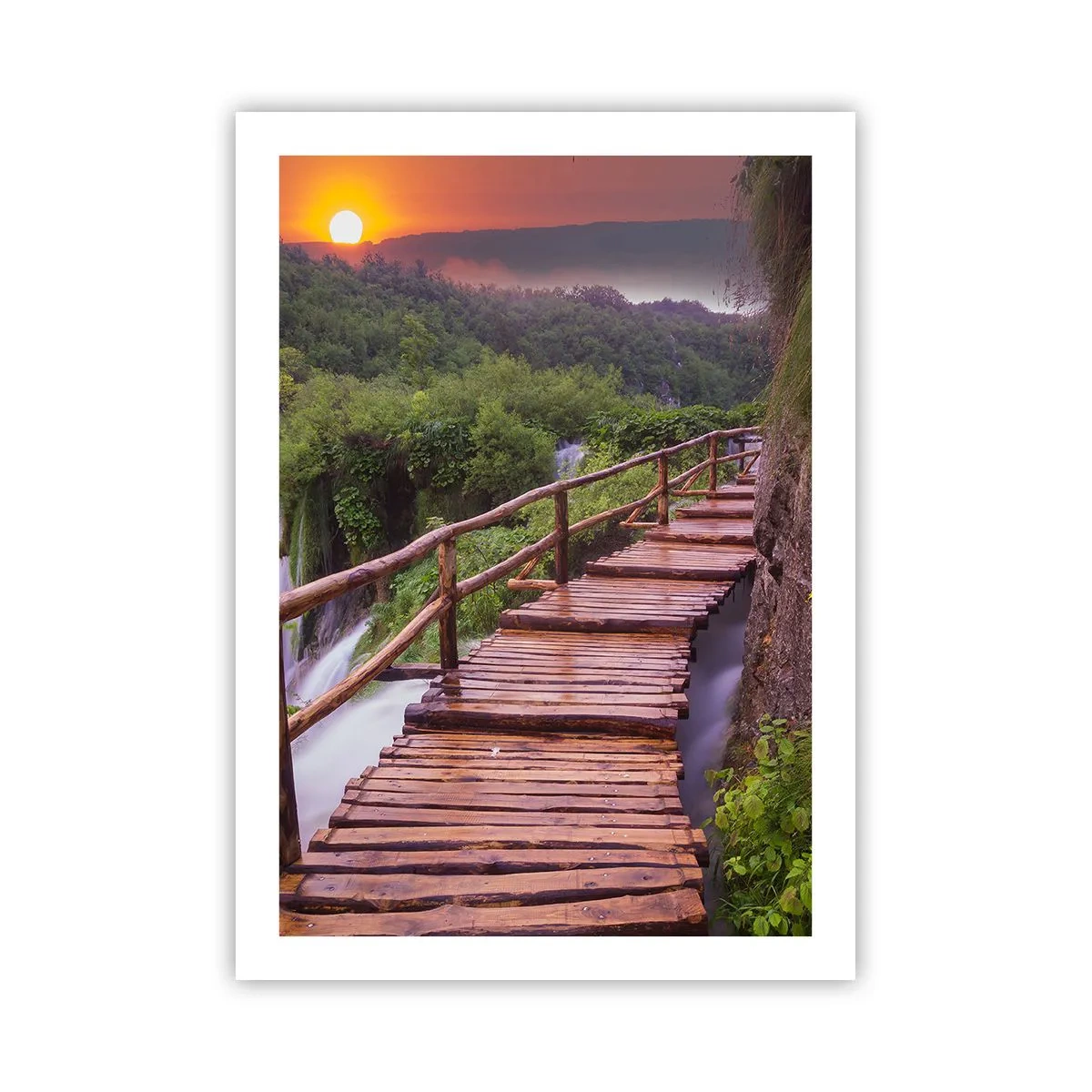 Póster - Un puente de madera entre la vegetación y el sol poniente. - 50x70cm - Una belleza inimaginable - Decoración de pared moderna para salón y dormitorio ARTTOR