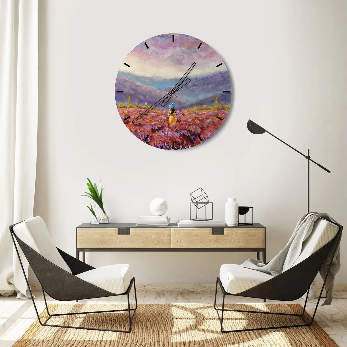 Reloj de pared - Reloj de vidrio - Una mujer con sombrero en un campo de lavanda con vistas a las montañas. - 30x30cm - En un mundo de lavanda - Decoración de pared moderna para salón, cocina y dormitorio ARTTOR