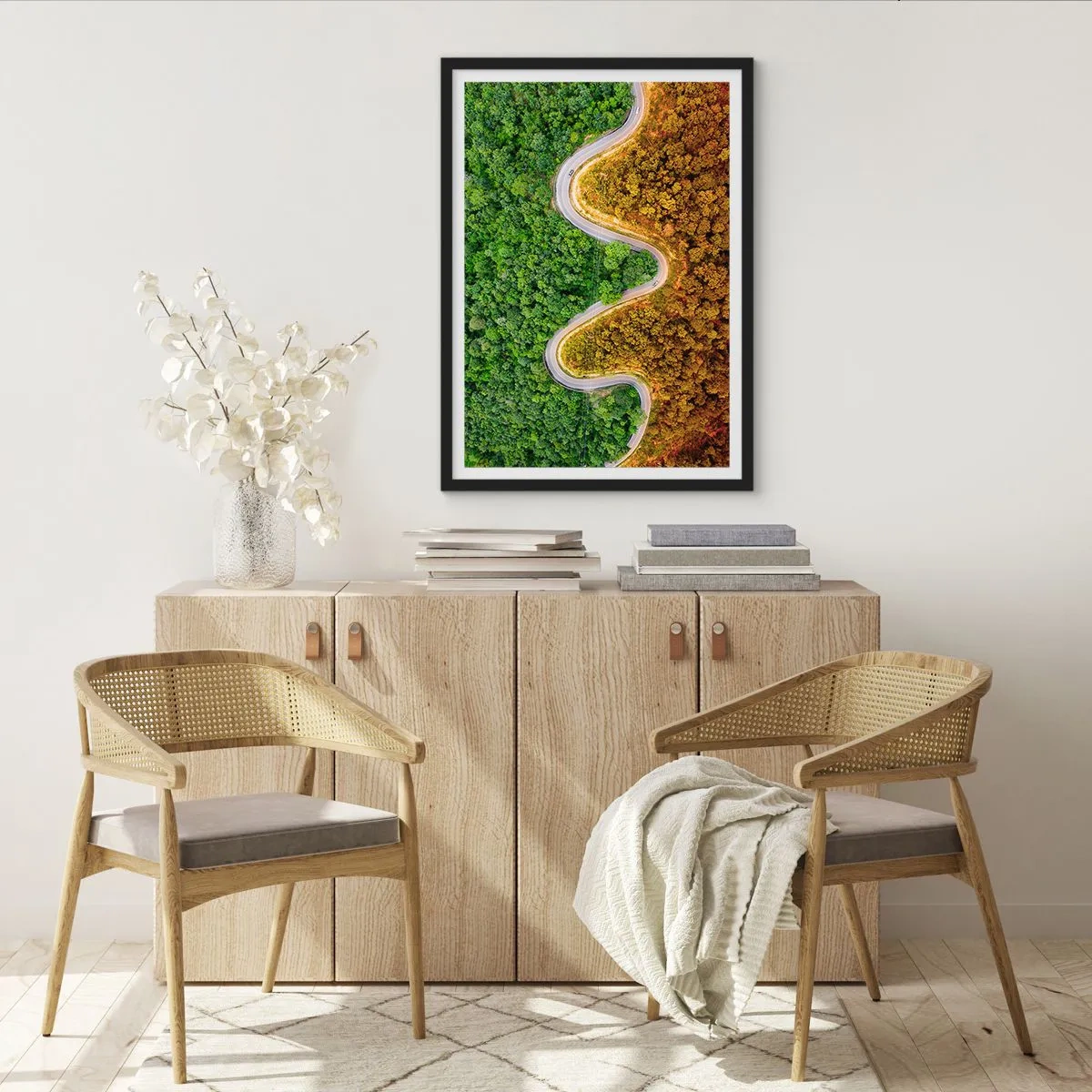 Póster en marco negro - Un camino que serpentea a través de un bosque dividido en partes verdes y otoñales. - 50x70cm - Frontera serpenteante - Decoración de pared moderna para salón y dormitorio ARTTOR