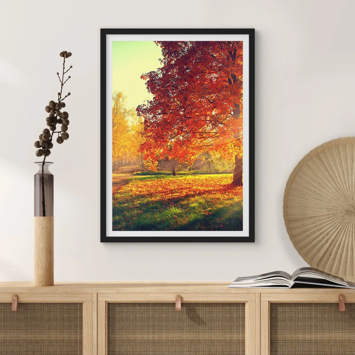 Póster en marco negro - Parque otoñal con un árbol con hojas doradas al sol. - 50x70cm - El rojo es hermoso - Decoración de pared moderna para salón y dormitorio ARTTOR