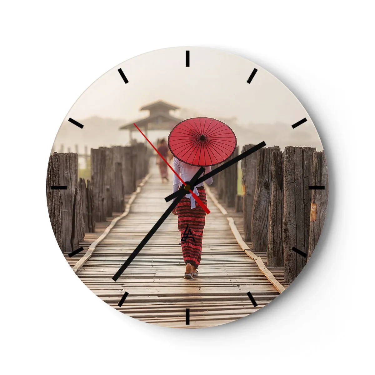 Reloj de pared - Reloj de vidrio - Una mujer con un paraguas rojo en un puente de madera. - 30x30cm - En un viejo puente - Decoración de pared moderna para salón, cocina y dormitorio ARTTOR
