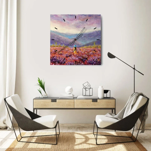 Reloj de pared - Reloj de vidrio - Una mujer con sombrero caminando por un campo de lavanda. - 30x30cm - En un mundo de lavanda - Decoración de pared moderna para salón y dormitorio ARTTOR