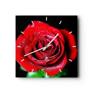 Reloj de pared - Reloj de vidrio - Una rosa roja cubierta de gotas de rocío sobre un fondo negro. - 30x30cm - Eso es el amor - Decoración de pared moderna para salón y dormitorio ARTTOR
