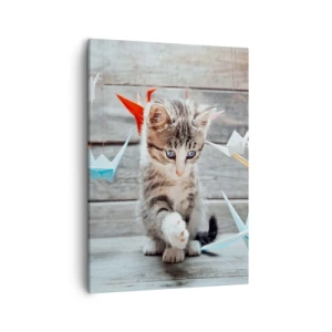 Cuadro sobre lienzo - Impresión de Imagen - Un gatito jugando con grullas de papel de origami colgantes. - 50x70cm - La primera lección - Decoración de pared moderna para salón y dormitorio ARTTOR
