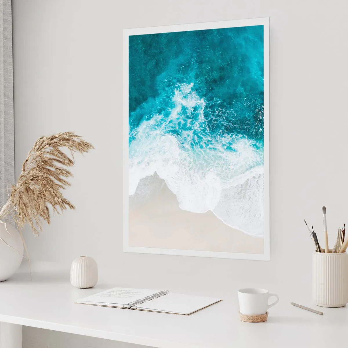 Póster - Vista aérea de olas turquesas rompiendo en una playa de arena. - 50x70cm - Una caricia natural - Decoración de pared moderna para salón y dormitorio ARTTOR