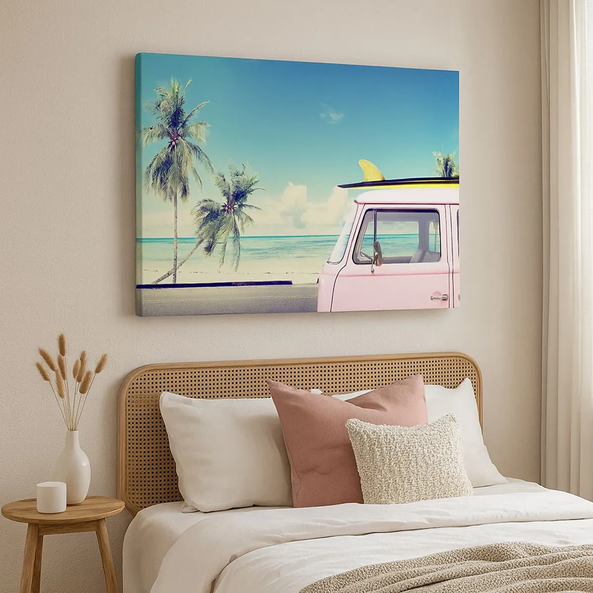 Cuadro sobre lienzo - Impresión de Imagen - Una camioneta rosa con una tabla de surf frente a una playa tropical. - 70x50cm - Comienzan las vacaciones - Decoración de pared moderna para salón y dormitorio ARTTOR