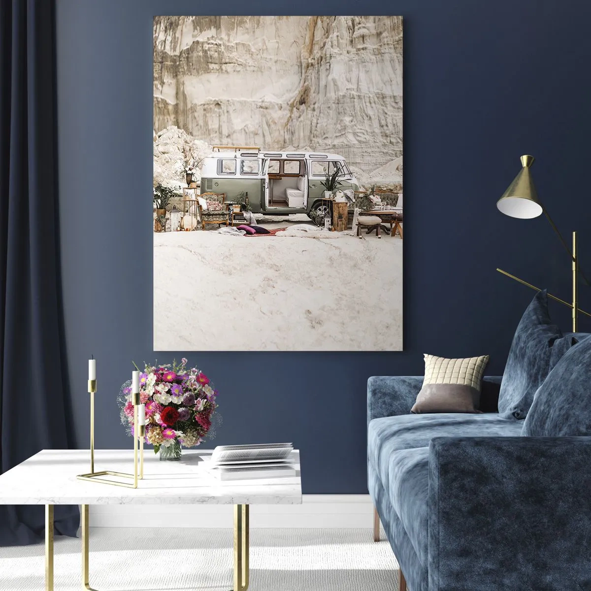 Cuadro sobre vidrio - Impresiones sobre Vidrio - Una caravana retro con diseño boho frente a un paisaje rocoso. - 70x100cm - Hora de empezar el viaje - Decoración de pared moderna para salón y dormitorio ARTTOR