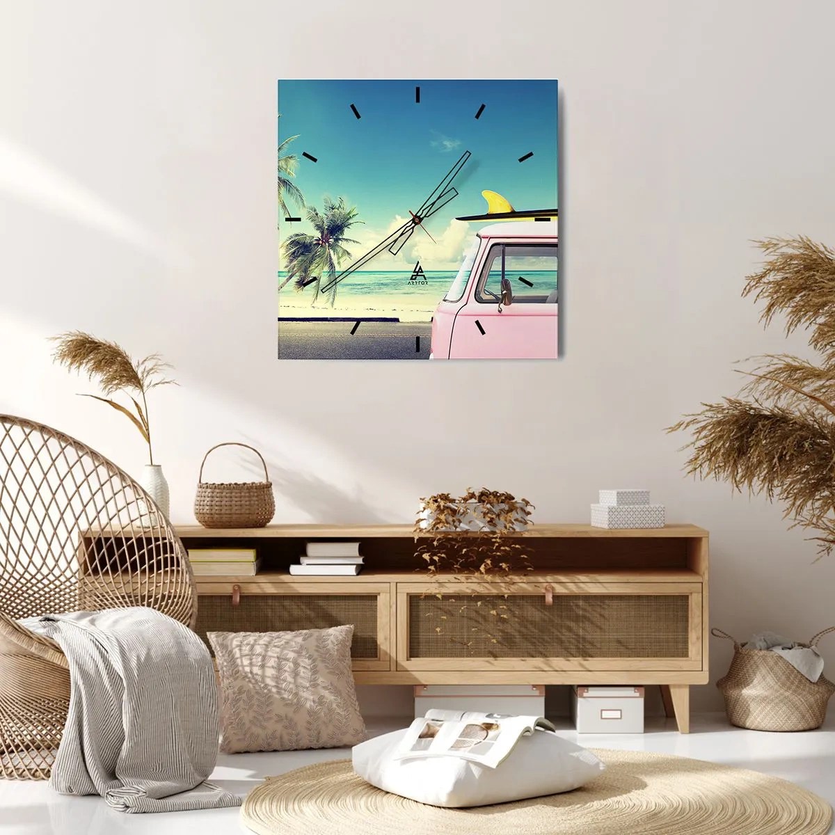 Reloj de pared - Reloj de vidrio - Una camioneta rosa con una tabla de surf frente a una playa tropical. - 30x30cm - Comienzan las vacaciones - Decoración de pared moderna para salón y dormitorio ARTTOR