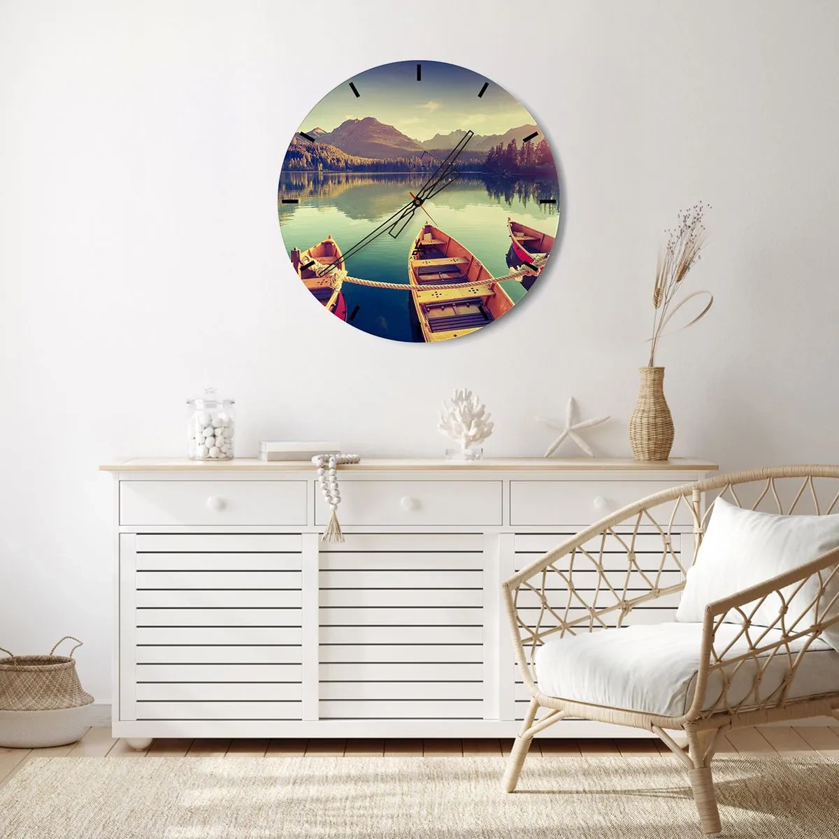 Reloj de pared - Reloj de vidrio - Barcos de madera amarrados en un lago tranquilo en las montañas. - 30x30cm - Para vivir según sus leyes - Decoración de pared moderna para salón, cocina y dormitorio ARTTOR