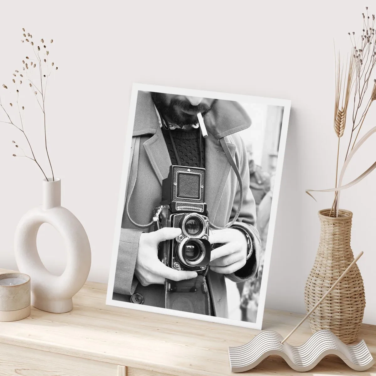 Póster - Retrato en blanco y negro de un hombre con una cámara analógica. - 50x70cm - En estilo retro - Decoración de pared moderna para salón y dormitorio ARTTOR