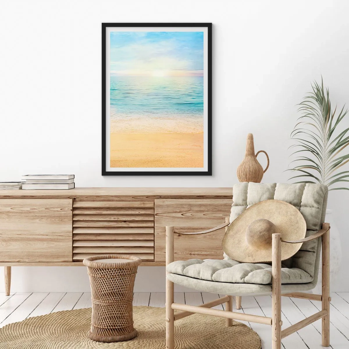 Póster en marco negro - Vista tranquila de la playa y el mar al amanecer. - 50x70cm - Gran cielo azul - Decoración de pared moderna para salón y dormitorio ARTTOR