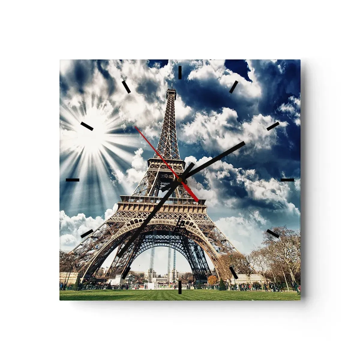 Reloj de pared - Reloj de vidrio - La Torre Eiffel contra un cielo soleado con nubes. - 30x30cm - Única bajo el sol - Decoración de pared moderna para salón y dormitorio ARTTOR
