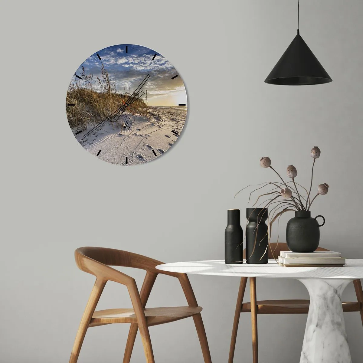 Reloj de pared - Reloj de vidrio - Playa de arena con césped al atardecer - 30x30cm - Invitación a un paseo - Decoración de pared moderna para salón, cocina y dormitorio ARTTOR