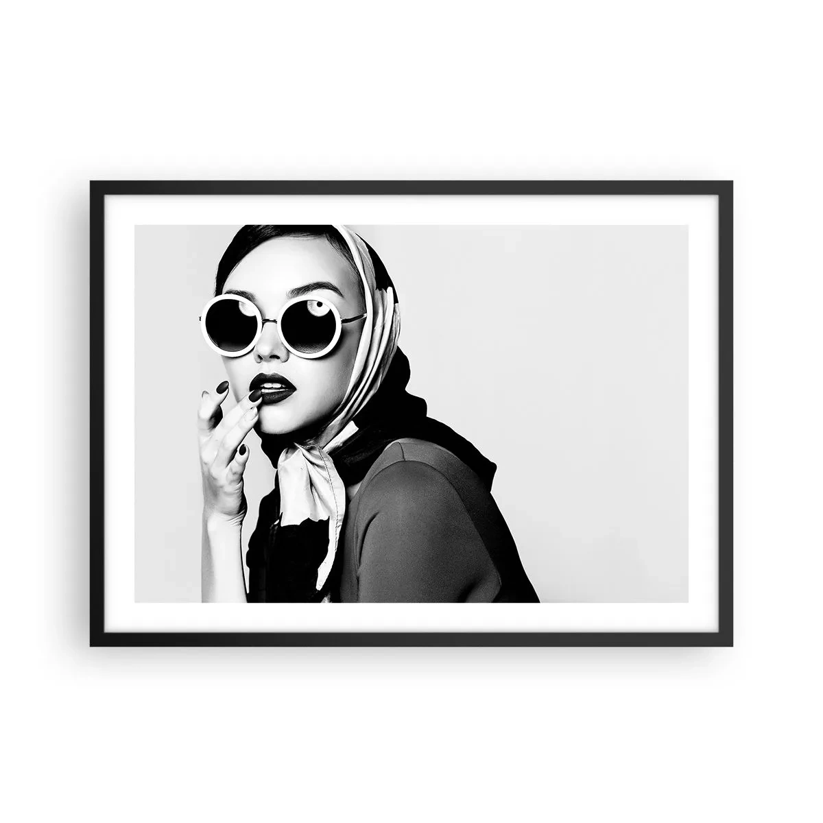 Póster en marco negro - Retrato en blanco y negro de una mujer con gafas y pañuelo en la cabeza. - 70x50cm - Saludos desde los años 60 - Decoración de pared moderna para salón y dormitorio ARTTOR