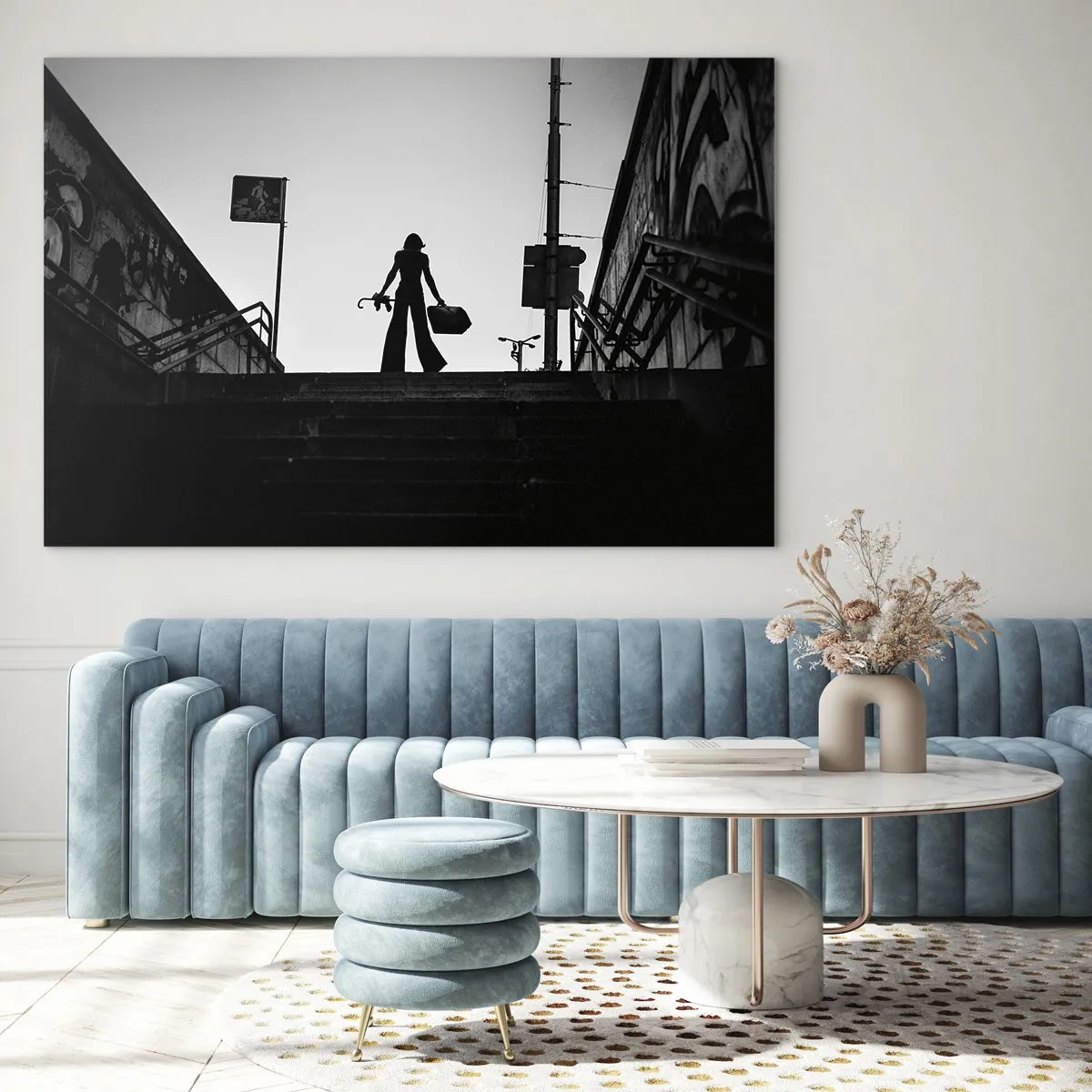 Cuadro sobre vidrio - Impresiones sobre Vidrio - Silueta en blanco y negro de una mujer con el paisaje urbano como telón de fondo - 70x50cm - Paseo urbano - Decoración de pared moderna para salón y dormitorio ARTTOR