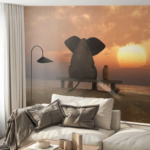 Fotomural Standard Eco - Un elefante y un perro en un banco admirando la puesta de sol sobre el mar. - 100x70cm - Es bueno estar en silencio juntos - Decoración de pared moderna para salón y dormitorio ARTTOR