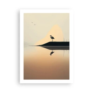 Póster - Una cigüeña parada en la orilla de un lago con su reflejo en el agua. - 50x70cm - Un caballero en el lago - Decoración de pared moderna para salón y dormitorio ARTTOR