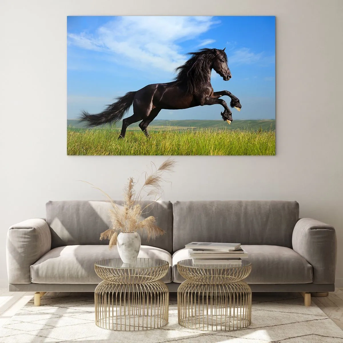 Cuadro sobre vidrio - Impresiones sobre Vidrio - Un caballo negro galopando contra un cielo azul y un prado verde. - 120x80cm - Emocionante manifiesto de libertad - Decoración de pared moderna para salón y dormitorio ARTTOR