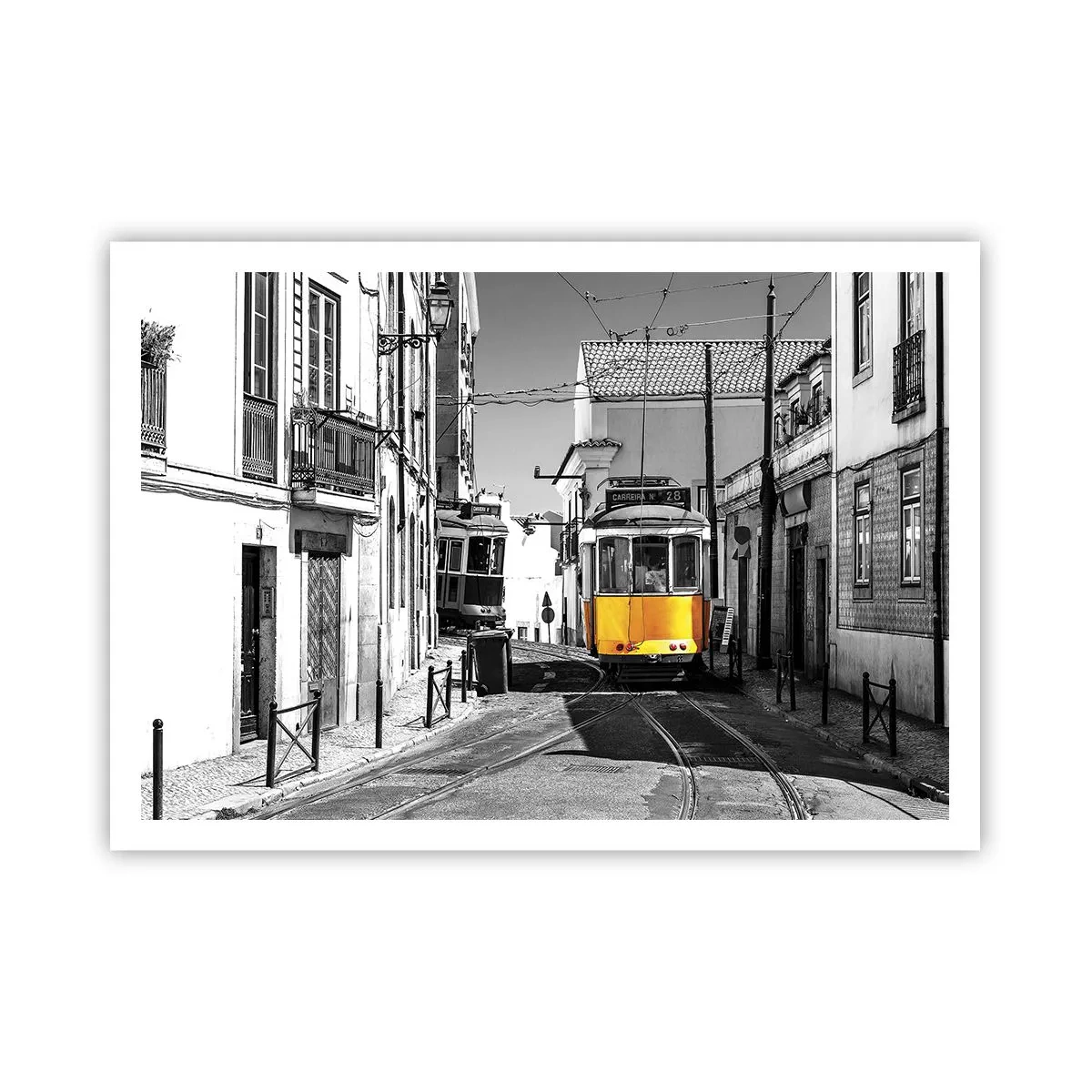 Póster - Un tranvía amarillo en las calles de Lisboa en un entorno monocromático. - 100x70cm - Espíritu de Lisboa - Decoración de pared moderna para salón y dormitorio ARTTOR