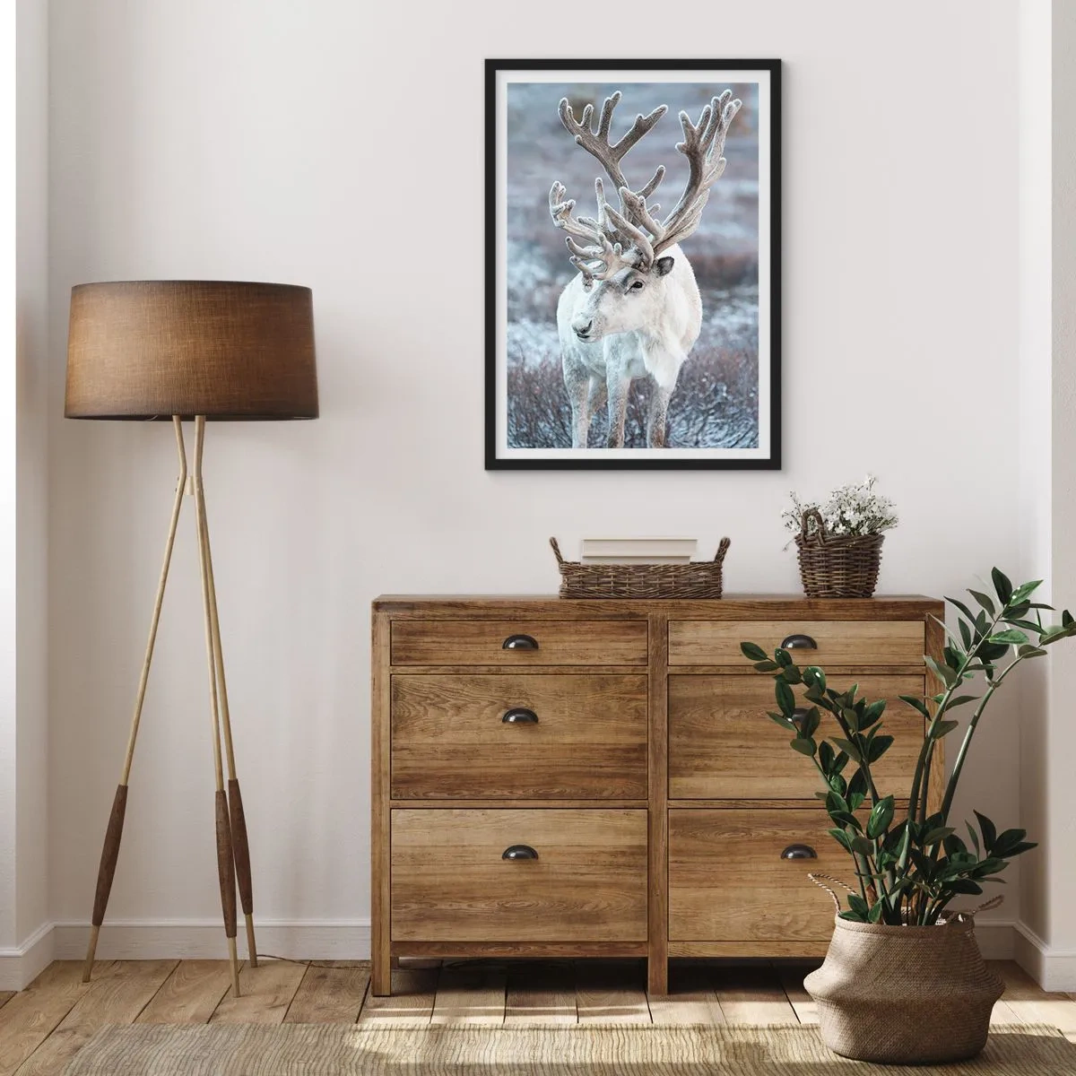Póster en marco negro - Reno blanco en un paisaje invernal - 50x70cm - Retrato al sol - Decoración de pared moderna para salón y dormitorio ARTTOR
