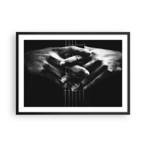 Póster en marco negro - Manos unidas sobre una guitarra en un tono monocromático. - 70x50cm - La oración del artista - Decoración de pared moderna para salón y dormitorio ARTTOR
