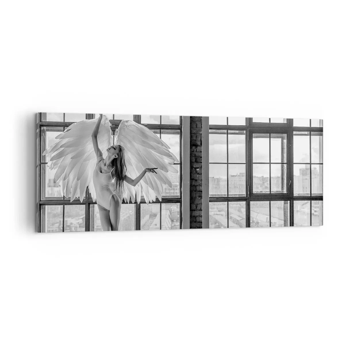 Cuadro sobre lienzo - Impresión de Imagen - Una mujer con alas de ángel contra el fondo de una ventana del loft. - 140x50cm - ¿Ciudad de los ángeles? - Decoración de pared moderna para salón y dormitorio ARTTOR