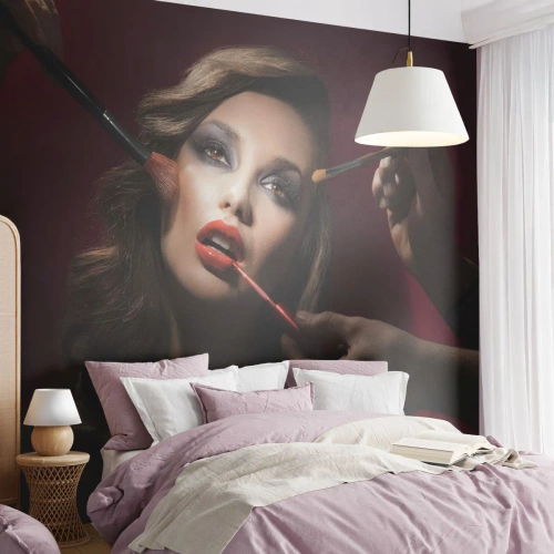 Fotomural Premium Sand - Una mujer maquillada rodeada de pinceles de maquillaje. - 100x70cm - Hermoso y de ensueño - Decoración de pared moderna para salón y dormitorio ARTTOR