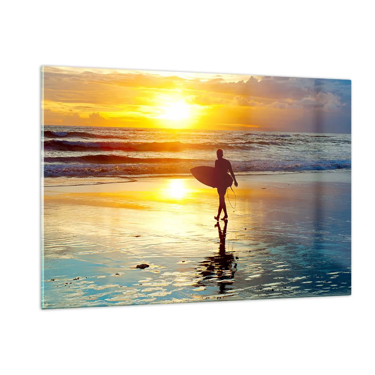 Cuadro sobre vidrio - Impresiones sobre Vidrio - Un surfista caminando por la playa al atardecer con su tabla. - 120x80cm - El regreso del guerrero - Decoración de pared moderna para salón y dormitorio ARTTOR